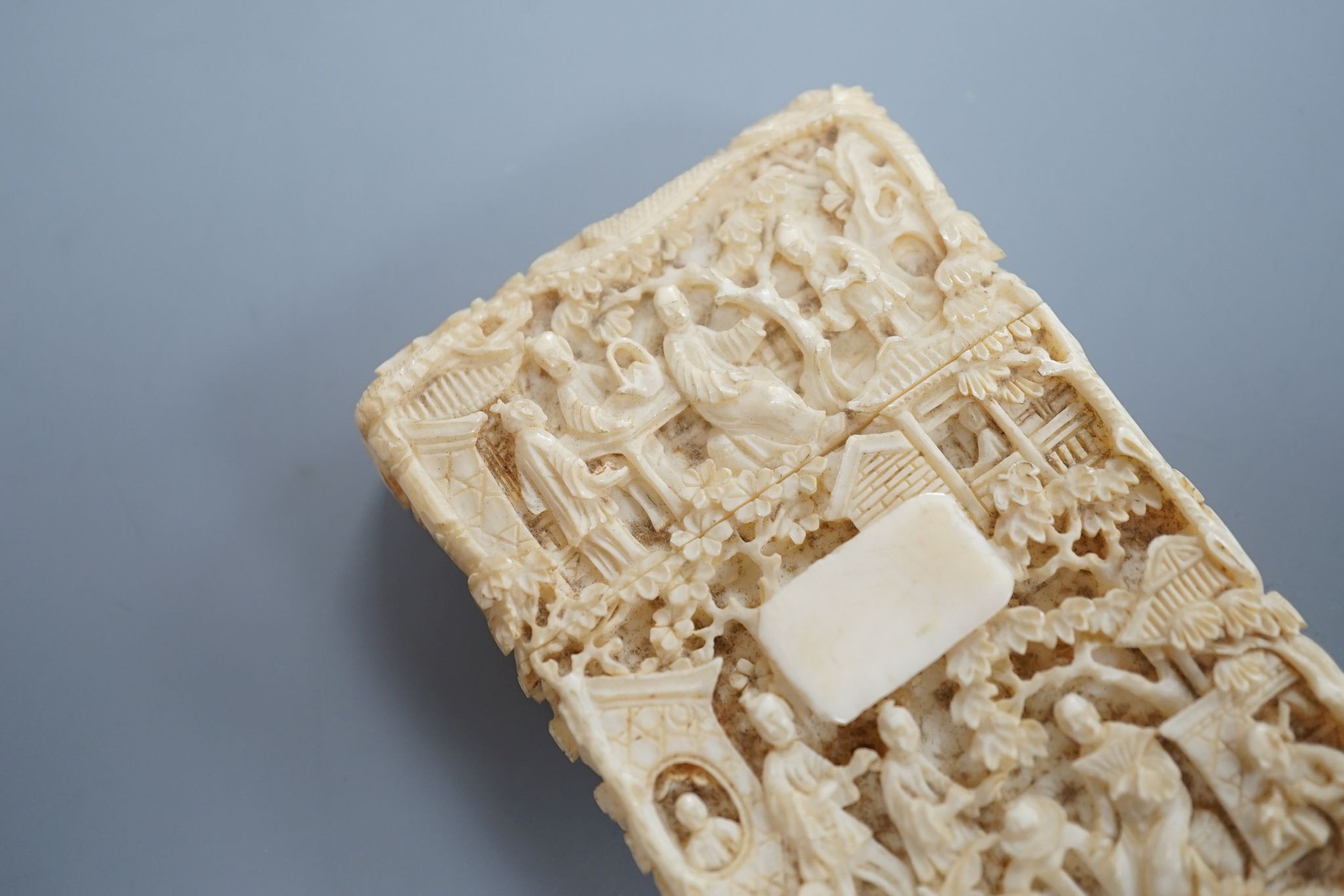 A 19th century Canton ivory card case 9.5cm
